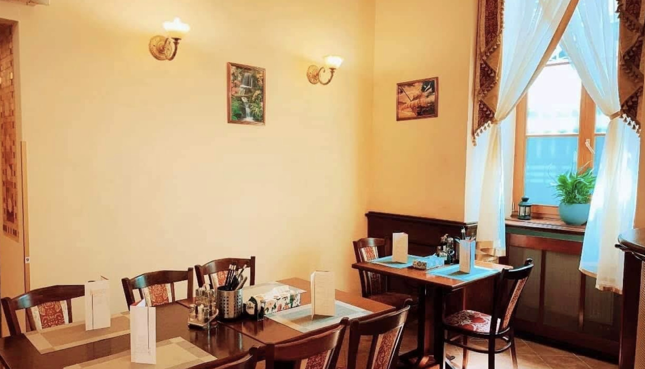 Jídelna s teplým osvětlením